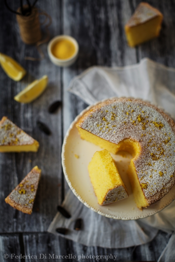 Fluffy and gluten free sponge cake, flavored with lemon and tonka bean